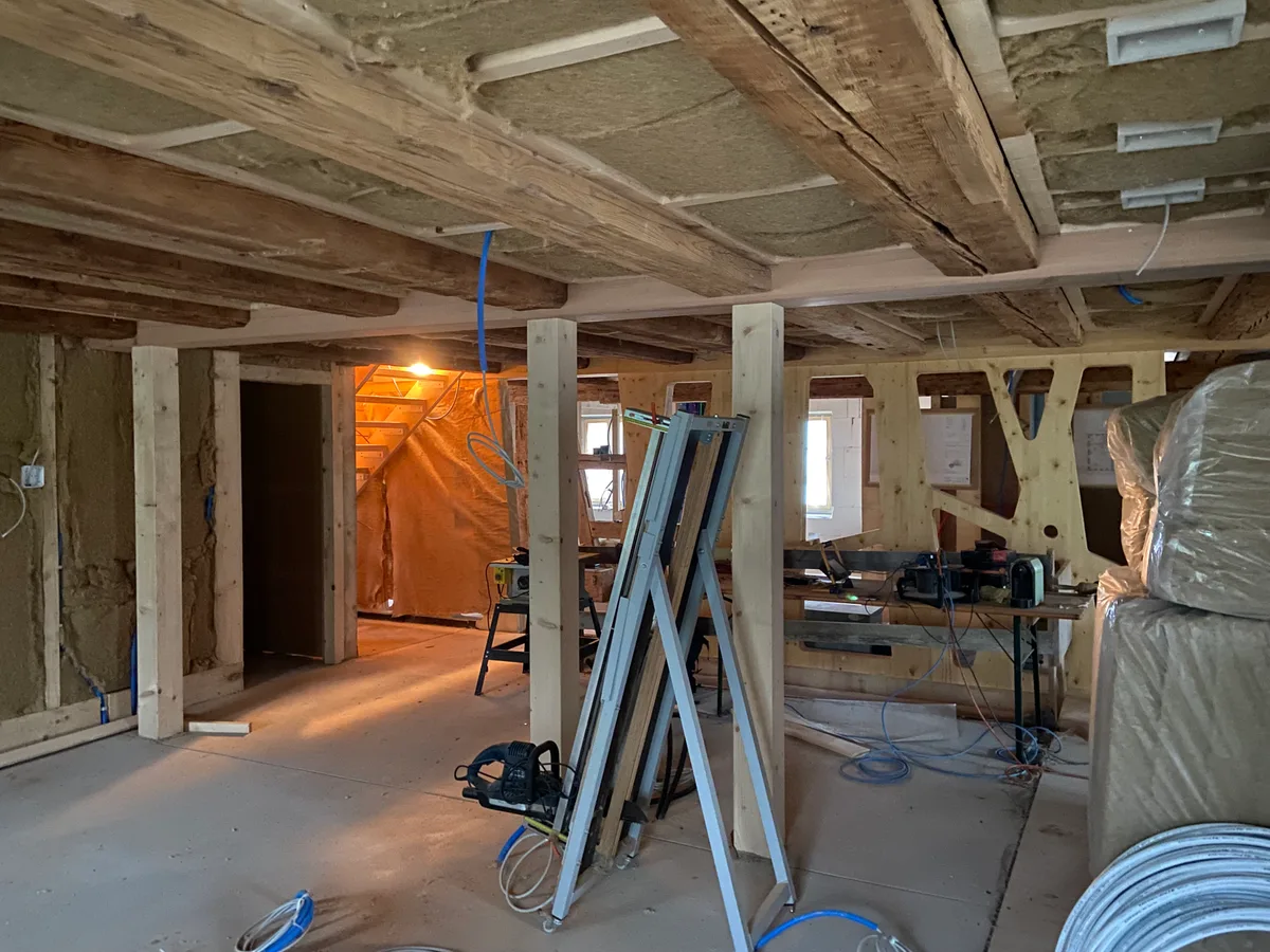 Dies ist das Parterregeschoss, wo eine Gemeinschaftsküche und ein Gemeinschaftsraum entstehen. Ein Haus wird umgebaut. Eine Baustelle im Innenbereich.